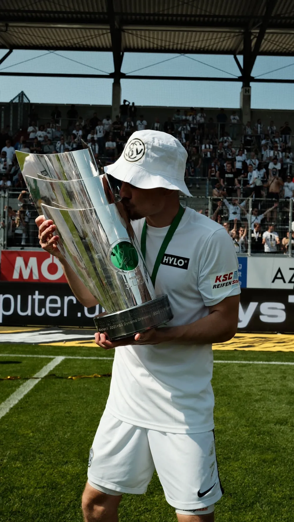 Luca Dürholtz mit Meistertrophäe